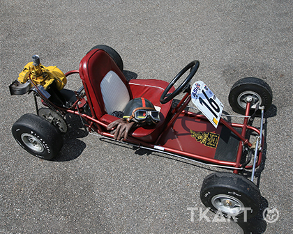 Karting à pédales, châssis tubulaire, vers 1960-1970. L. 105 cm. Repeint, q